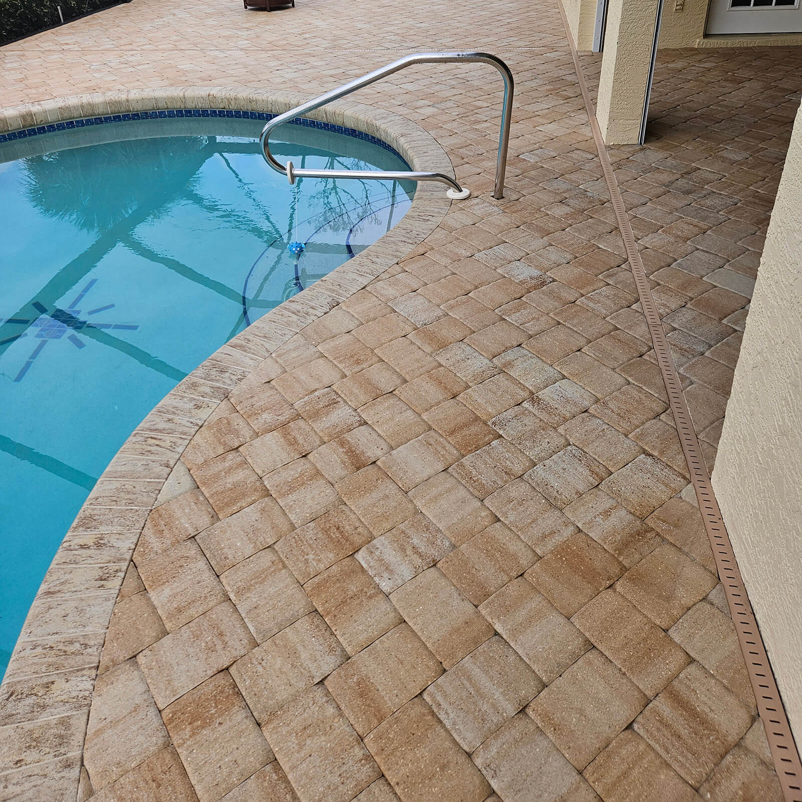 Pool deck patio power washing Port Charlotte