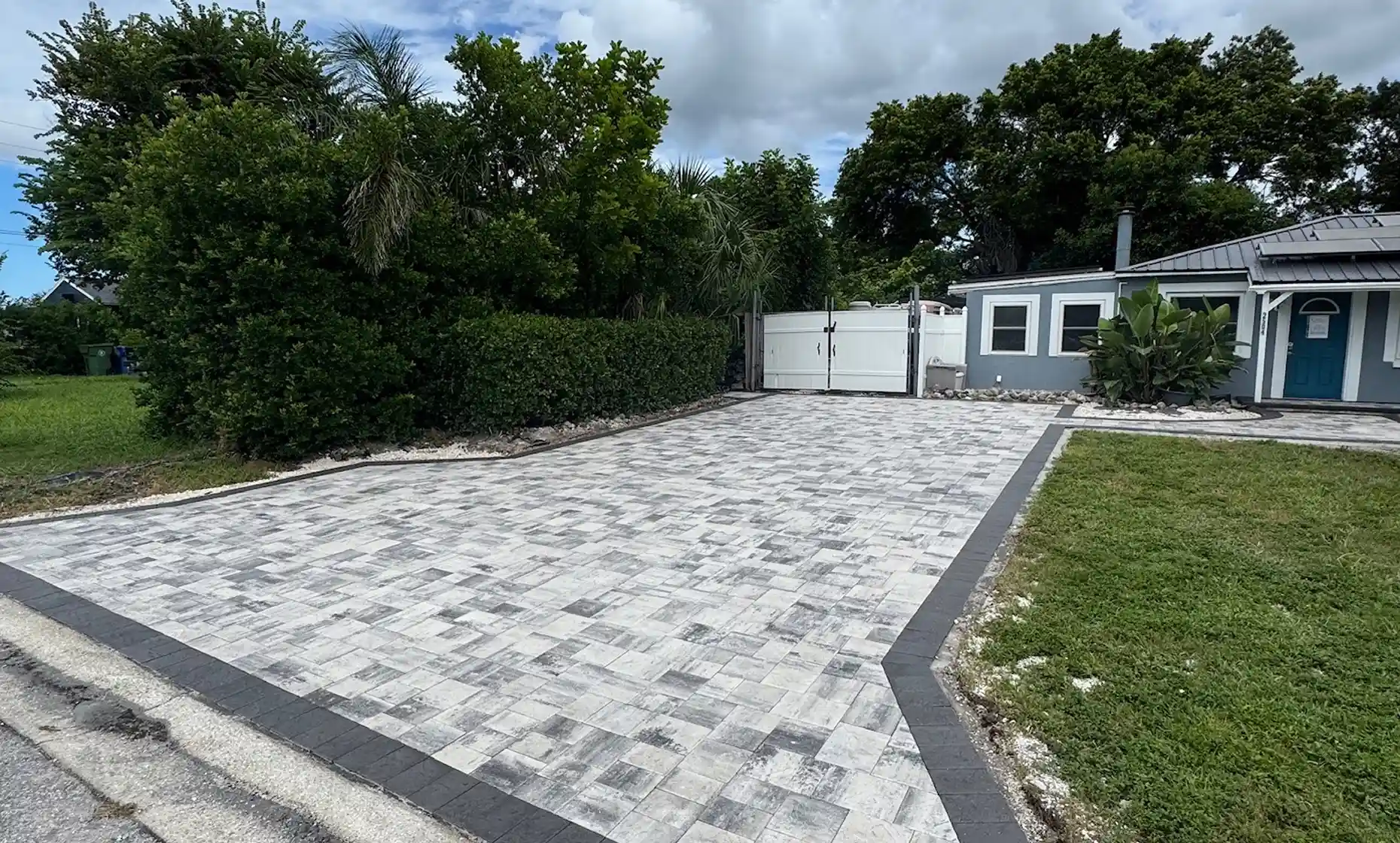 Florida Driveway Pavers – Gray with Border